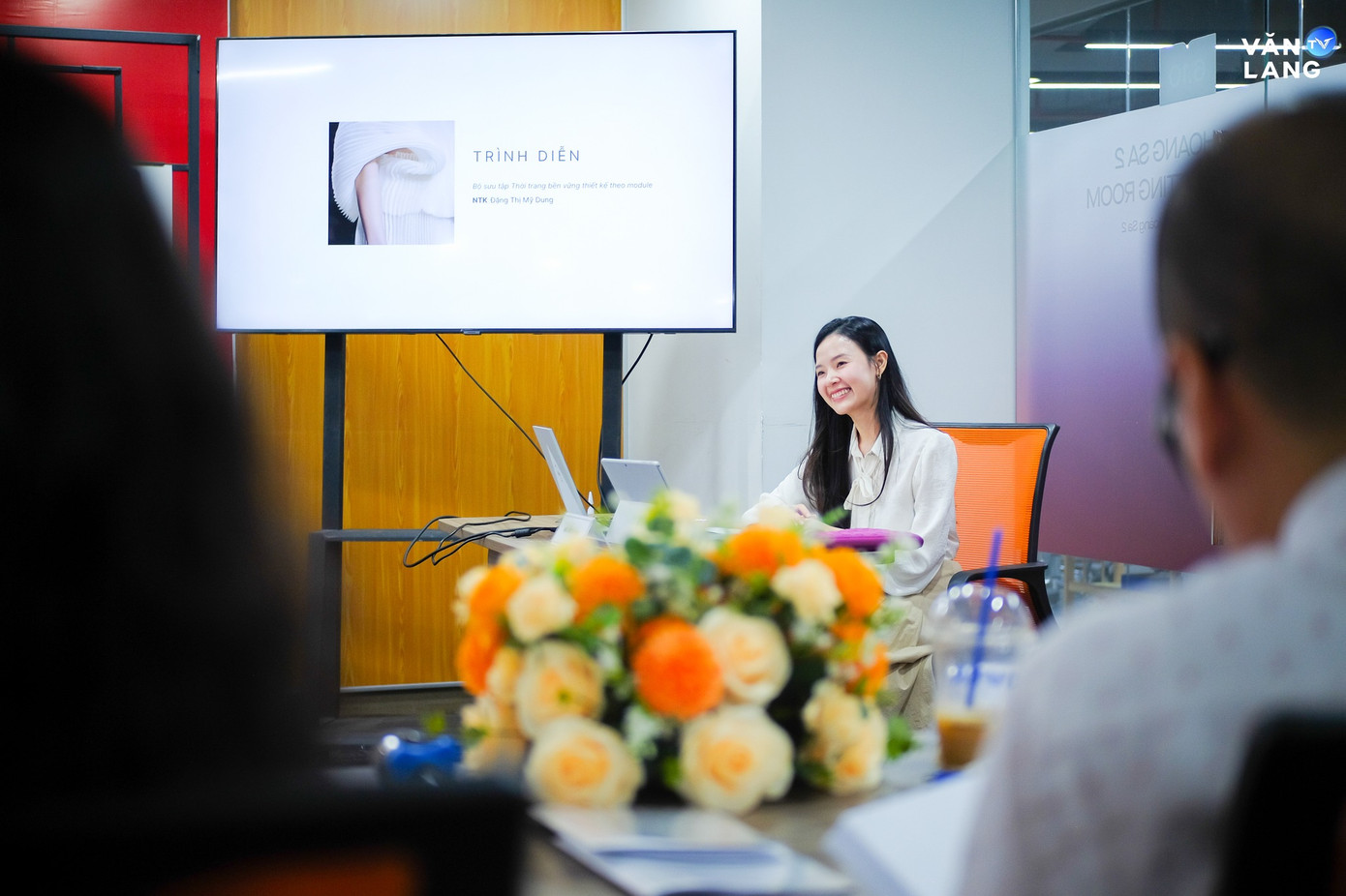 Midu xuất hiện rạng ngời tại buổi bảo vệ đề án tốt nghiệp Thạc sĩ.