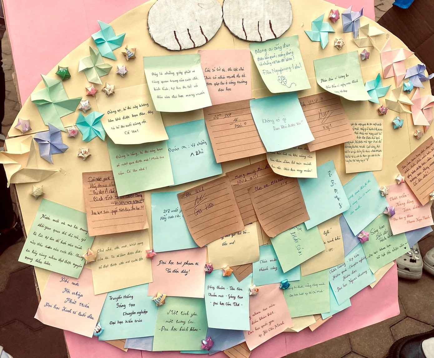 Các chiến sĩ gửi lời chúc đến các thí sinh: “Chỉ cần bạn có niềm tin vào bản thân, không gì là không thể làm được”. Ảnh: Đoàn trường THPT chuyên Trần Hưng Đạo.