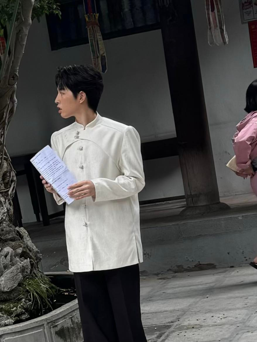 Cư dân mạng "soi" ra Đức Phúc còn cẩn thận cầm theo tờ sớ.