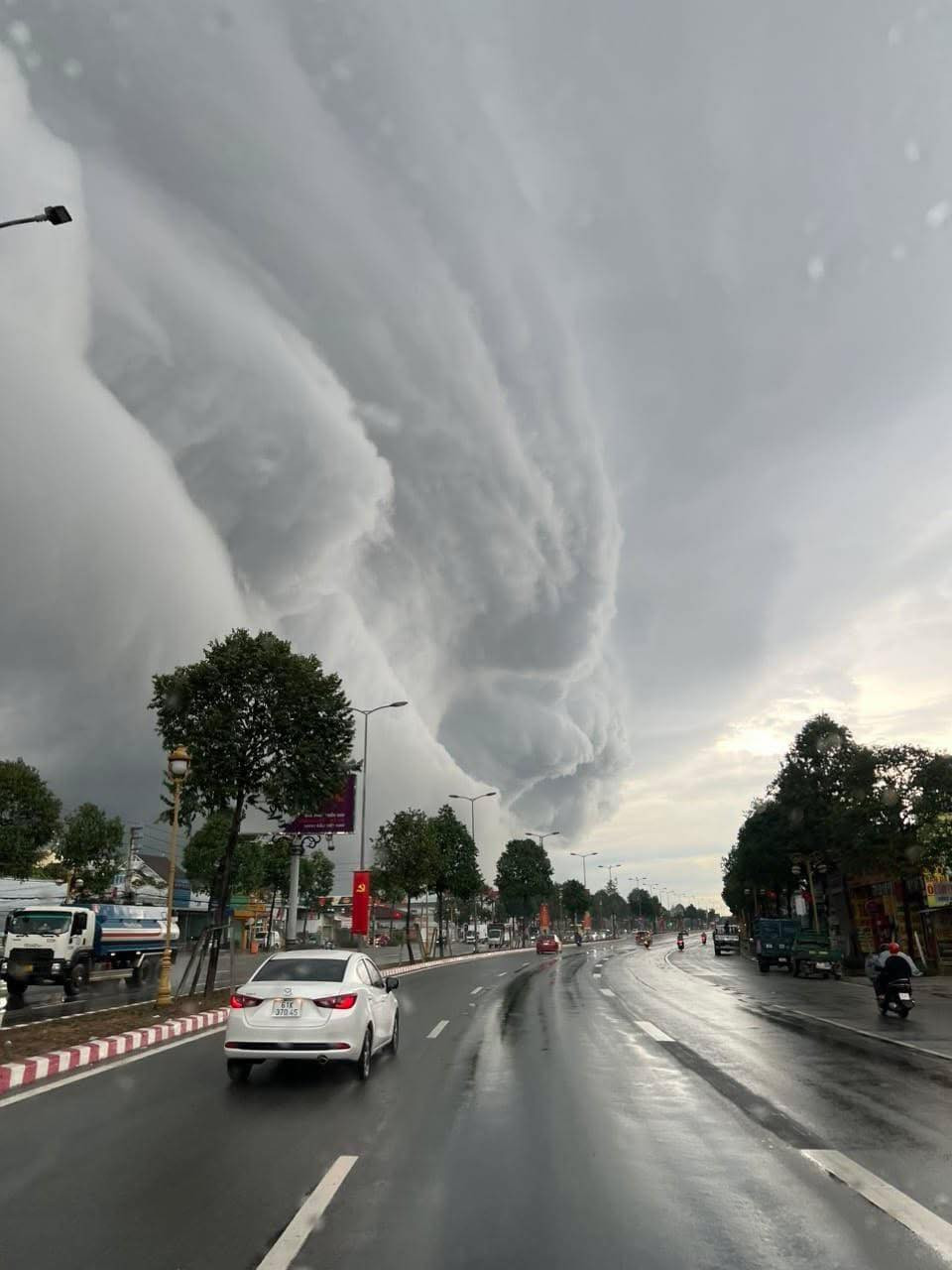 Hình ảnh được chụp từ người tham gia giao thông. Hình ảnh được chụp từ người tham gia giao thông.