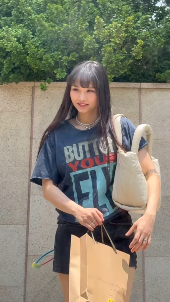 Phong cách ăn mặc trẻ trung giúp cô nàng khoe trọn chiều cao chuẩn người mẫu.