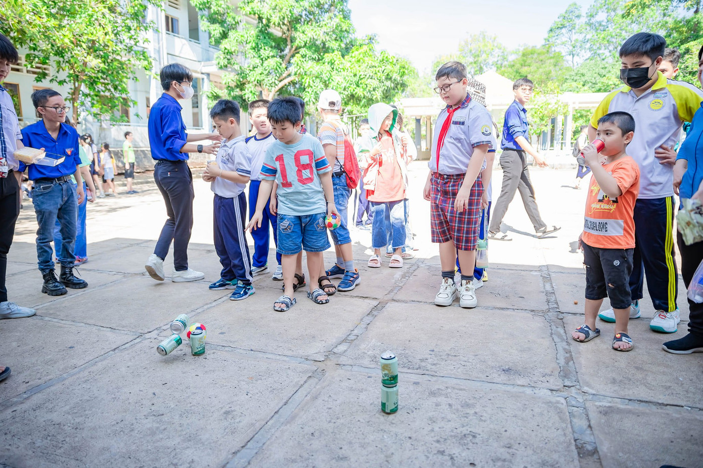 Sau các hoạt động trải nghiệm của chương trình, các chiến sĩ áo đỏ còn tổ chức sinh hoạt cho các em thiếu nhi. Ảnh: Đoàn Cơ Sở
