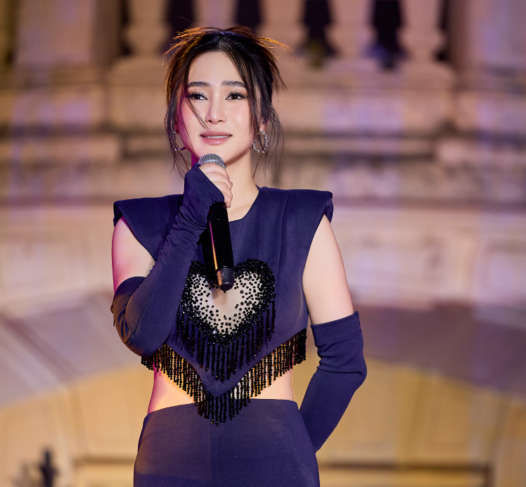 Hương Tràm đã bắt đầu có những hoạt động comeback mạnh mẽ hơn. Hương Tràm đã bắt đầu có những hoạt động comeback mạnh mẽ hơn.