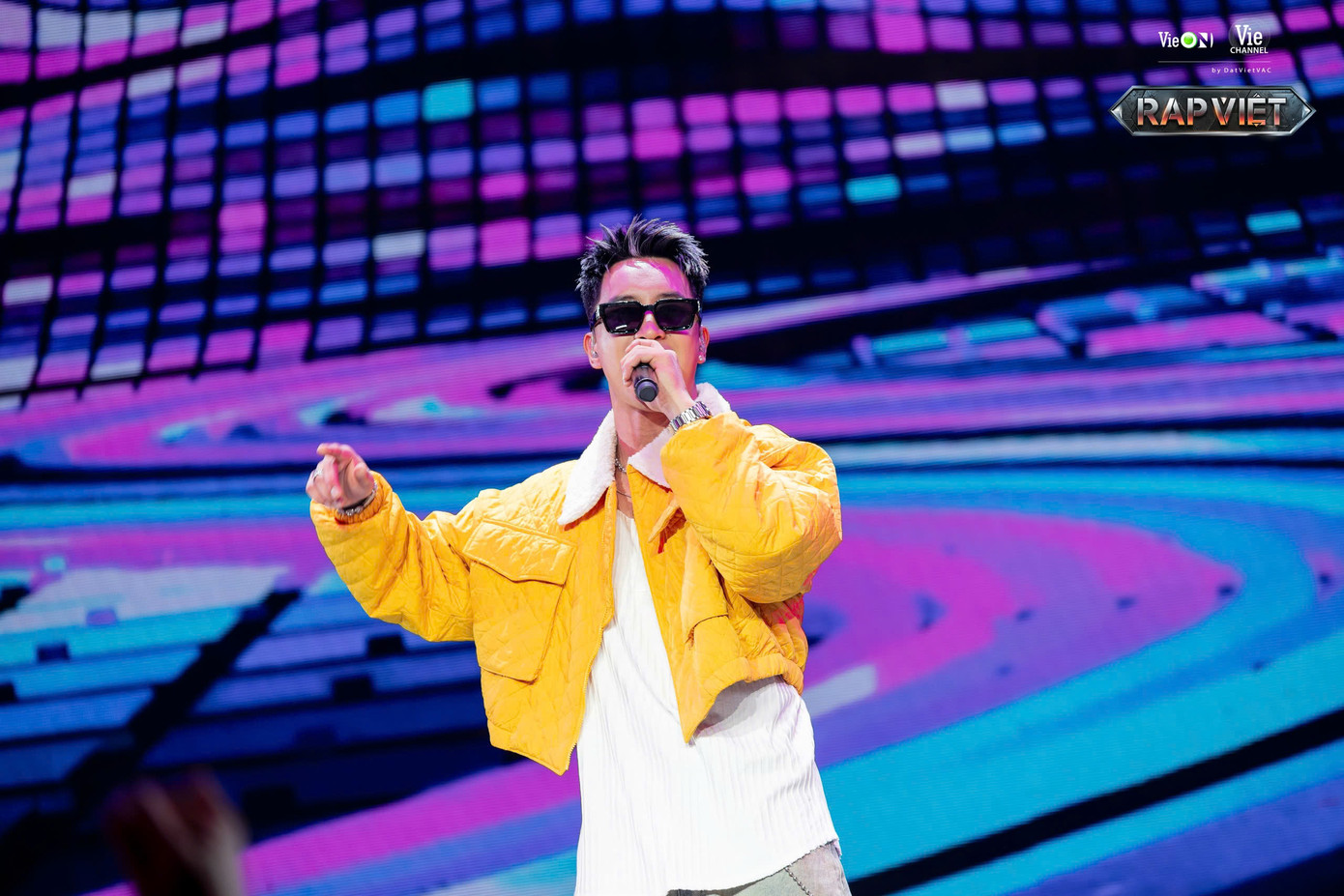 Mở màn tràn đầy năng lượng với ca khúc mang tên Cùng Anh Những Chuyến Đi, RamC nhận về 3 chọn và 87% bình chọn từ khán giả và về với đội HLV B Ray.