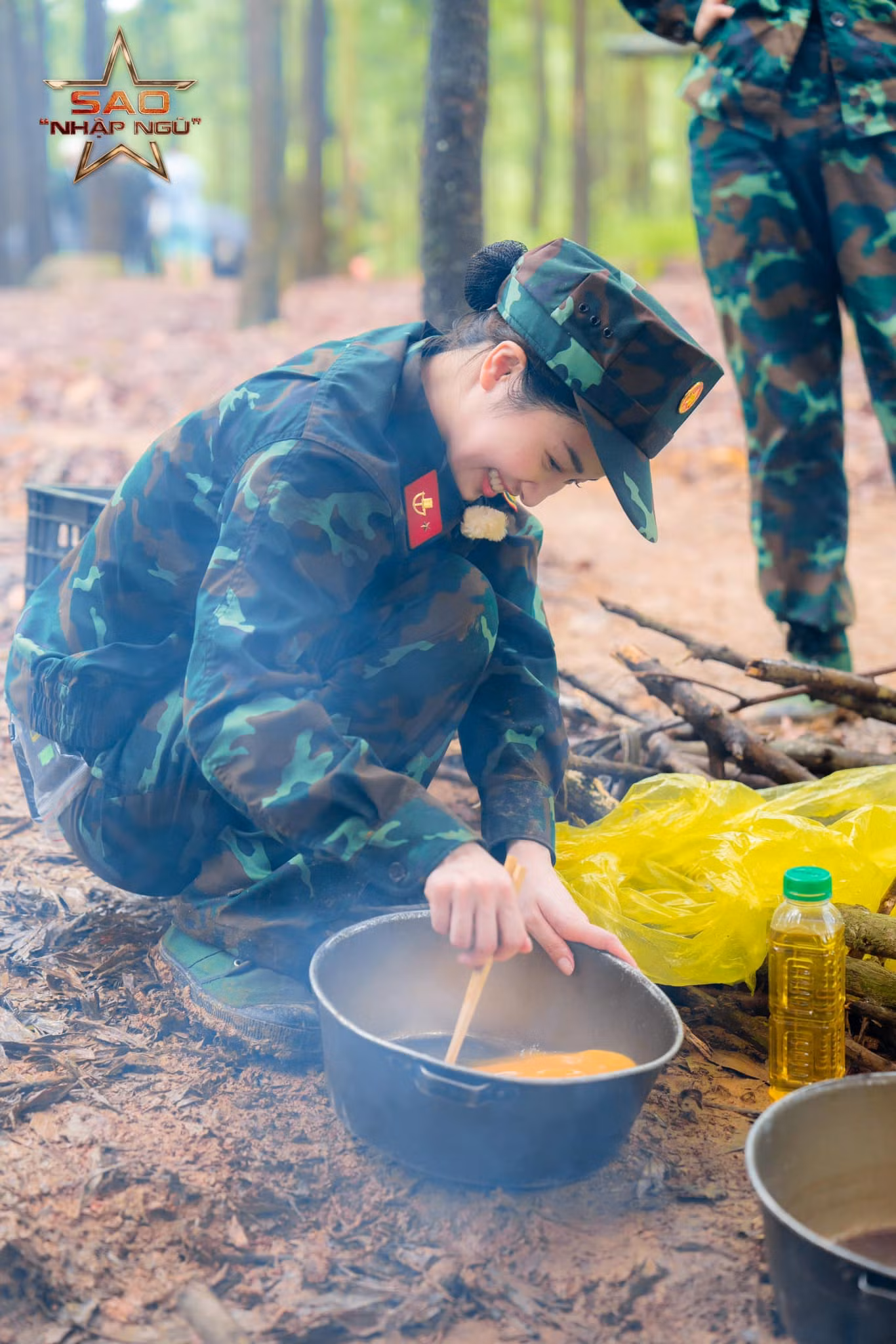 Jun Vũ xin làm phụ bếp, hỗ trợ cho các "đồng chí" khác.