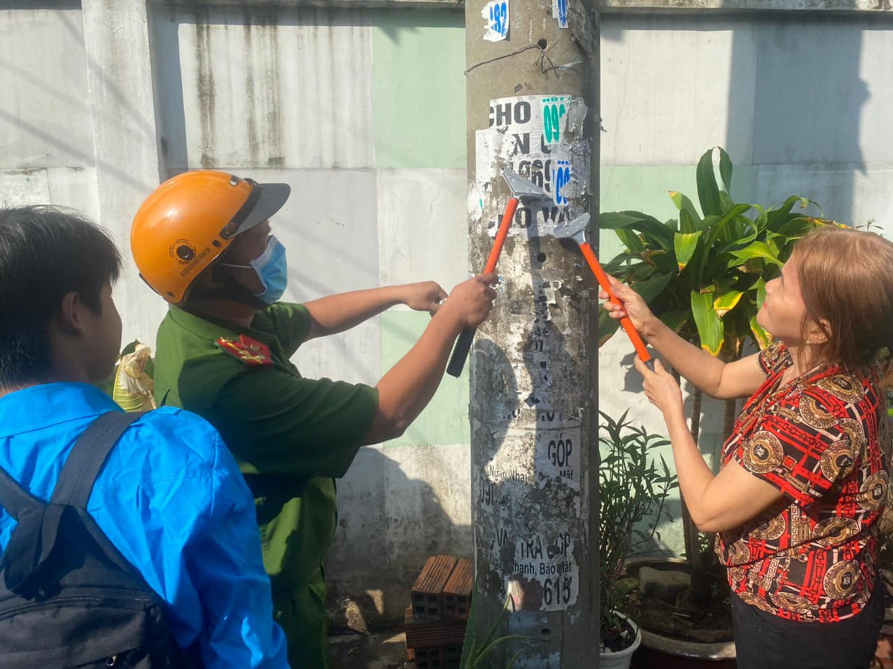 Người dân cùng tham gia xóa các biển quảng cáo. Ảnh: Tuổi Trẻ Phường Tám. Người dân cùng tham gia xóa các biển quảng cáo. Ảnh: Tuổi Trẻ Phường Tám.