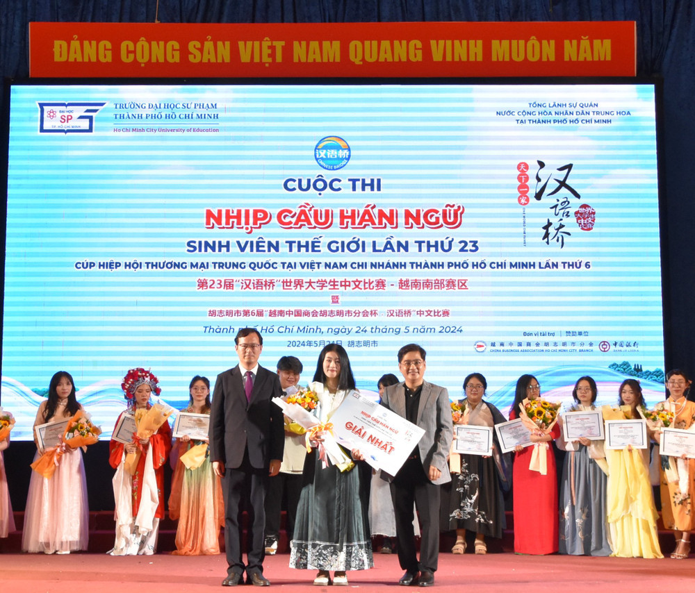 Thanh Trúc xuất sắc đạt giải Nhất cuộc thi trong nước và giành tấm vé đại diện Việt Nam tham gia "Nhịp cầu Hán ngữ Sinh viên thế giới lần thứ 23". Thanh Trúc xuất sắc đạt giải Nhất cuộc thi trong nước và giành tấm vé đại diện Việt Nam tham gia "Nhịp cầu Hán ngữ Sinh viên thế giới lần thứ 23".