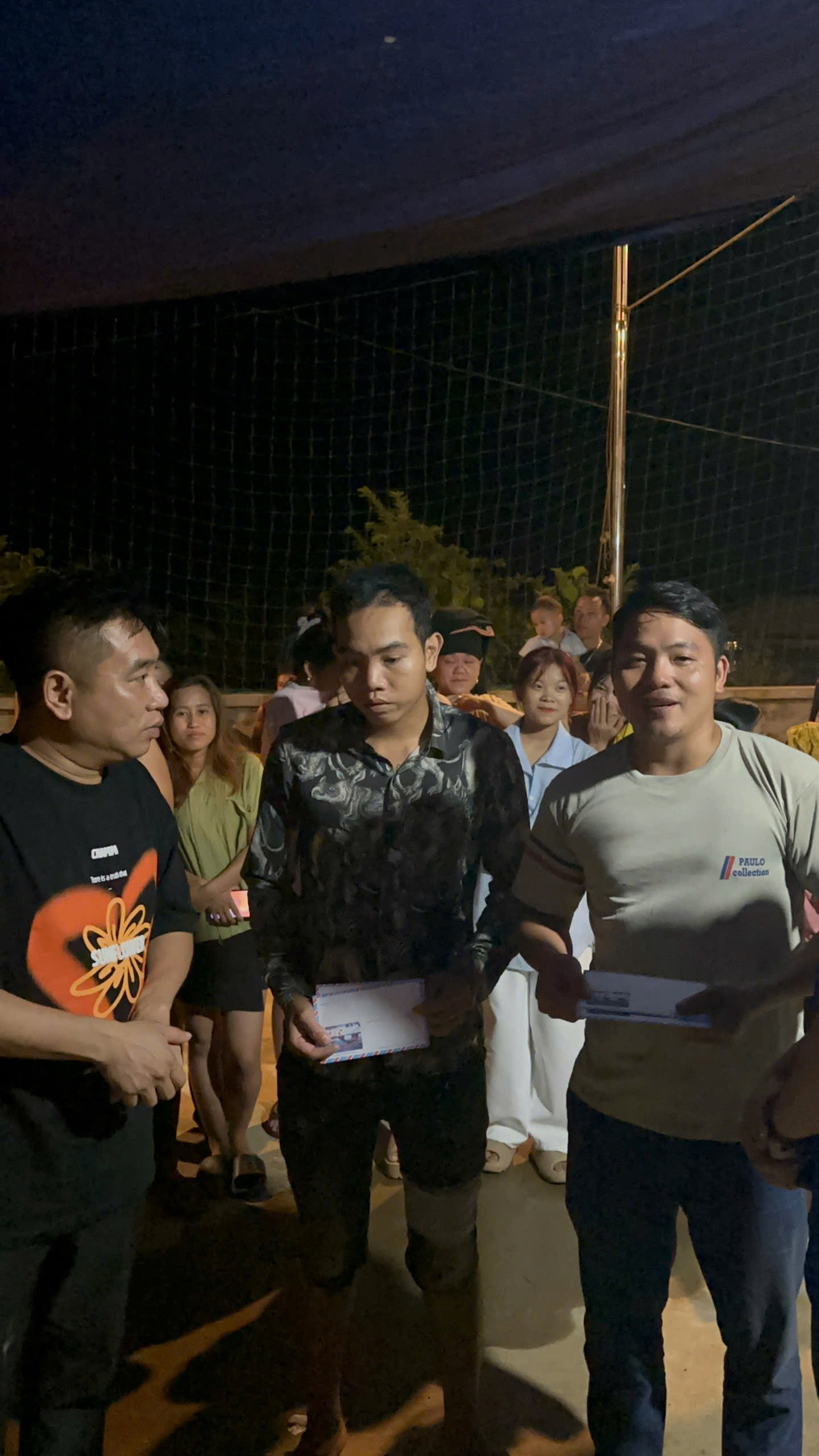 Dù đường đi di chuyển rất khó khăn, đoàn cứu trợ vẫn cố gắng "vượt chông gai" để hỗ trợ đồng bào sớm vượt qua khó khăn.