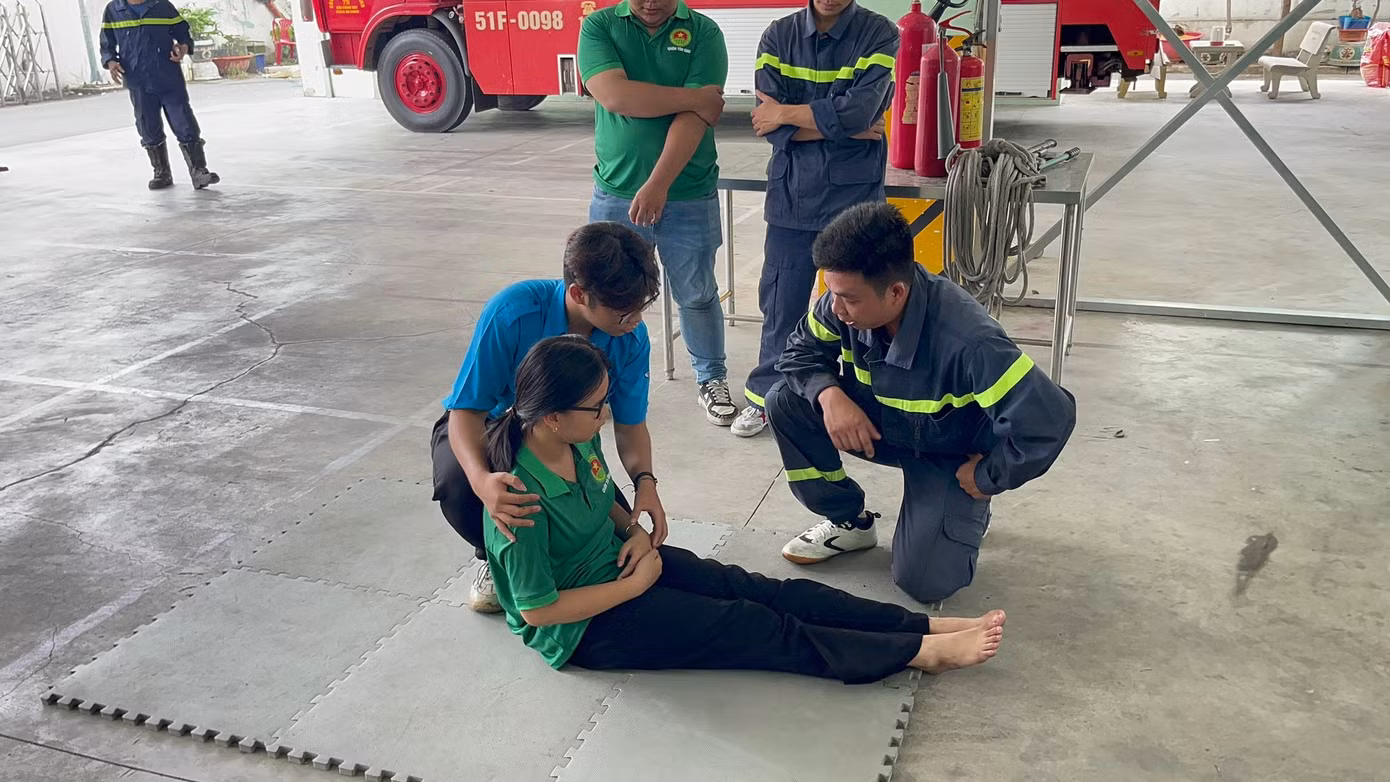 Diễn tập sơ cứu cho người bị nạn khi có hỏa hoạn. Ảnh: Tuổi trẻ Tân Bình.