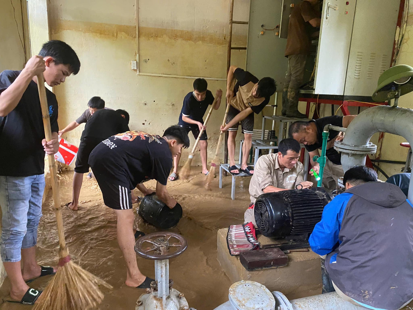 Huyện Đoàn huy động tối đa các máy bơm nước để "thu dọn" lượng nước còn sót lại. Ảnh: Huyện Đoàn Văn Quan Huyện Đoàn huy động tối đa các máy bơm nước để "thu dọn" lượng nước còn sót lại. Ảnh: Huyện Đoàn Văn Quan