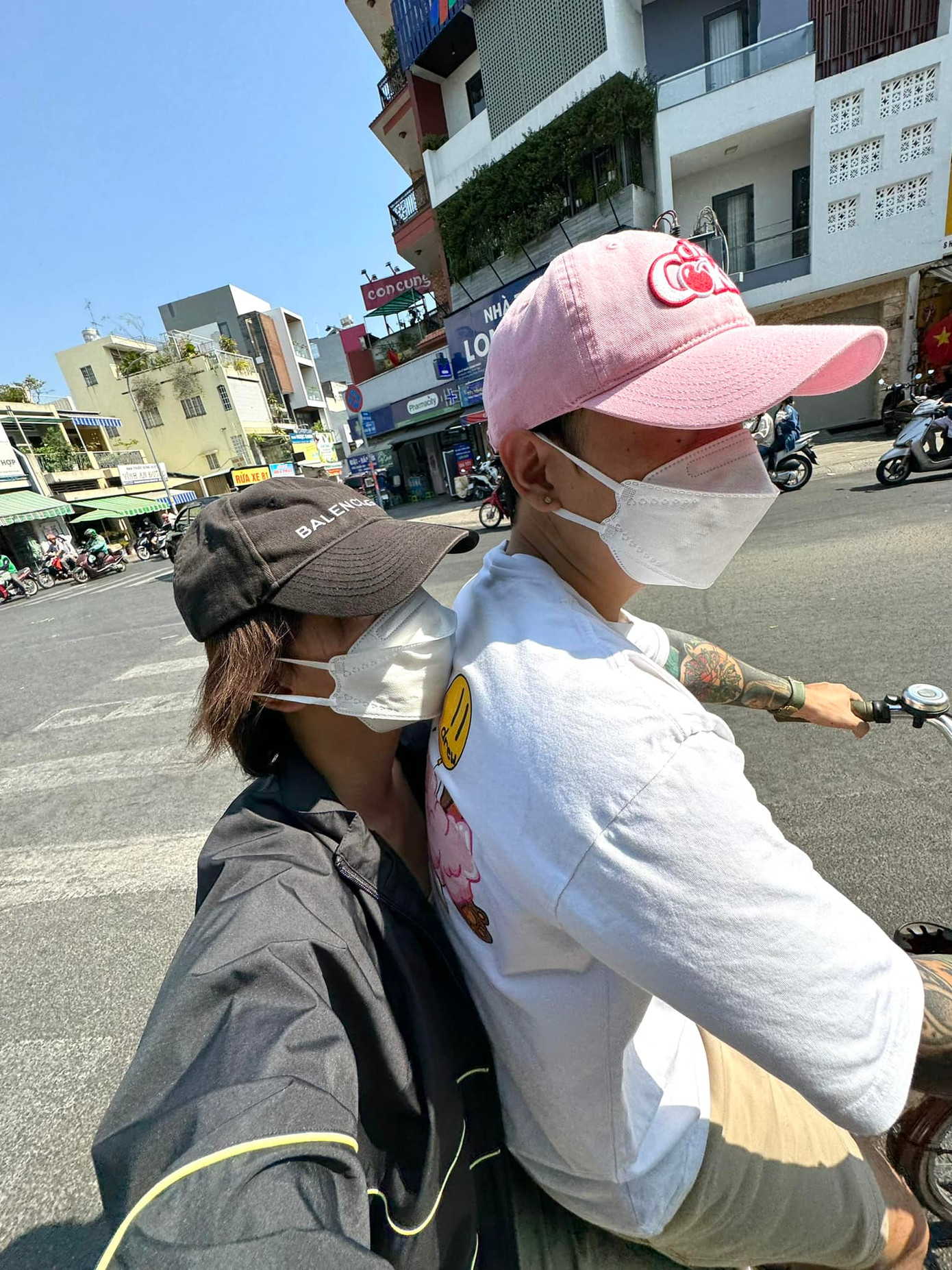 Châu Bùi và Binz đạp xe đi chợ chuẩn bị nấu ăn cùng nhau.