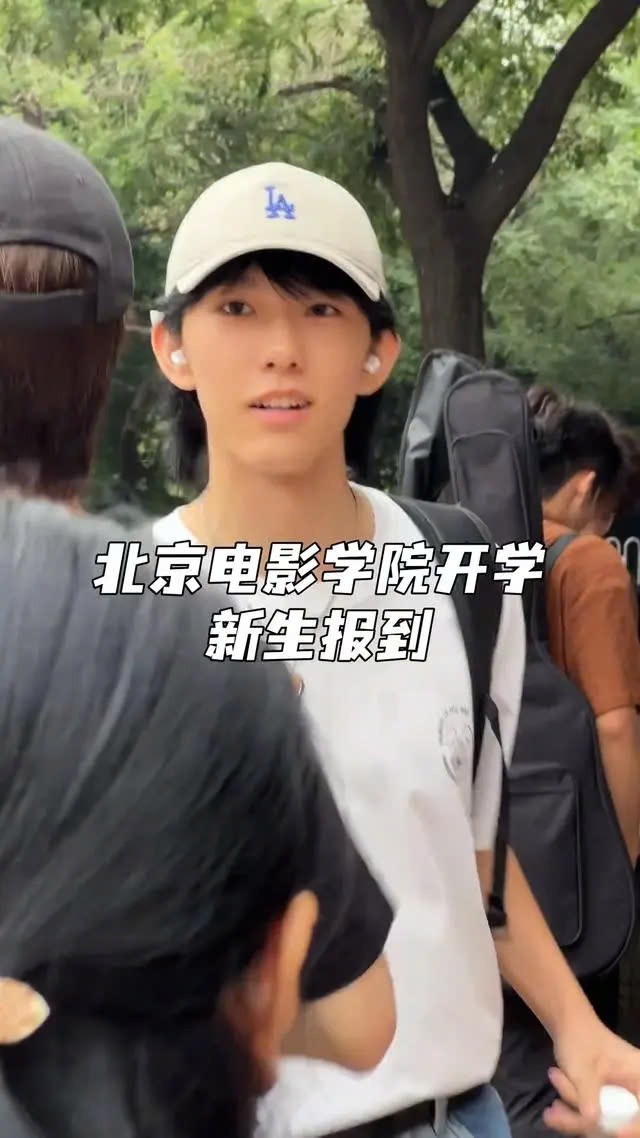 Nam diễn viên từng thủ vai em trai Lý Hiện xuất hiện điển trai trong ngày nhập học.