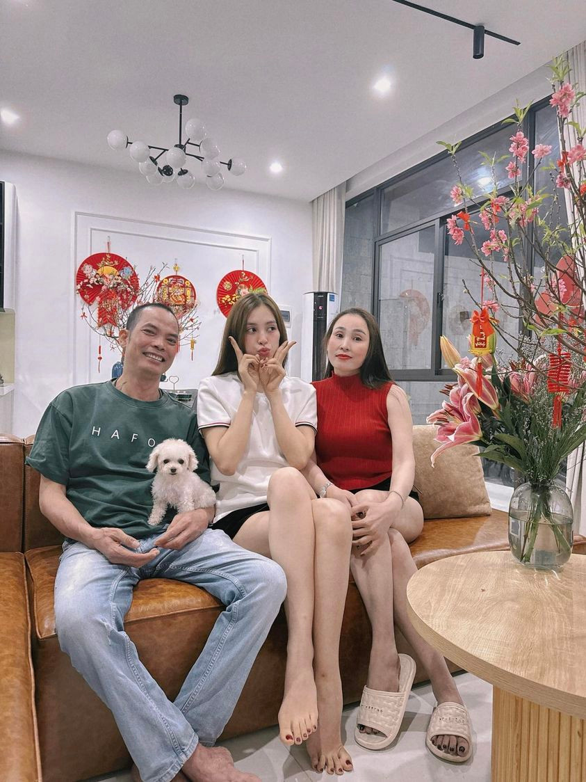 Hoa hậu Trần Tiểu Vy đón Tết cùng ba mẹ.