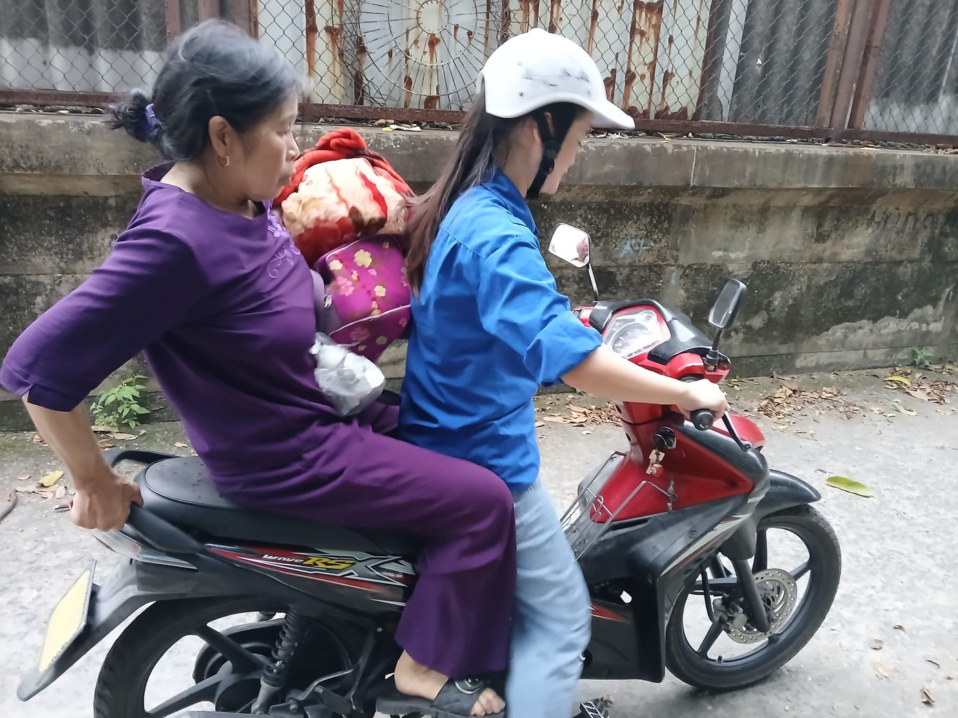 Đoàn viên thanh niên hỗ trợ người dân vận chuyển đồ đạc và di chuyển đến nơi trú bão. Ảnh: Đoàn Phường Ngọc Sơn