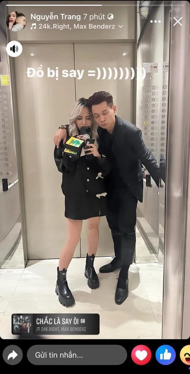 Độ Mixi nhờ vợ dìu về sau khi bữa tiệc kết thúc vì quá say. Độ Mixi nhờ vợ dìu về sau khi bữa tiệc kết thúc vì quá say.