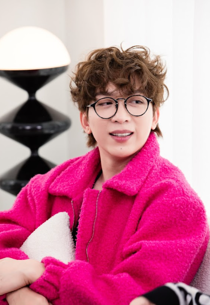 Trong đó, nói về lần đầu gặp hai người bạn đang ngồi cùng, Tăng Phúc chê thẳng mặt BB Trần: "Già, ốm, hốc hác, makeup nhìn 'dơ dơ'" khiến nam diễn viên "xịt keo". Còn với Neko Lê, Tăng Phúc khẳng định "mỏ hỗn chính hiệu" dù chỉ mới xem qua một video reaction. Trong đó, nói về lần đầu gặp hai người bạn đang ngồi cùng, Tăng Phúc chê thẳng mặt BB Trần: "Già, ốm, hốc hác, makeup nhìn 'dơ dơ'" khiến nam diễn viên "xịt keo". Còn với Neko Lê, Tăng Phúc khẳng định "mỏ hỗn chính hiệu" dù chỉ mới xem qua một video reaction.