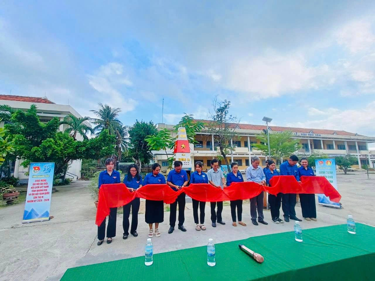 Các đại biểu cắt băng khánh thành công trình thanh niên. Ảnh: Đoàn TNCS Hồ Chí Minh - Hội LHTN Việt Nam xã Vạn Bình