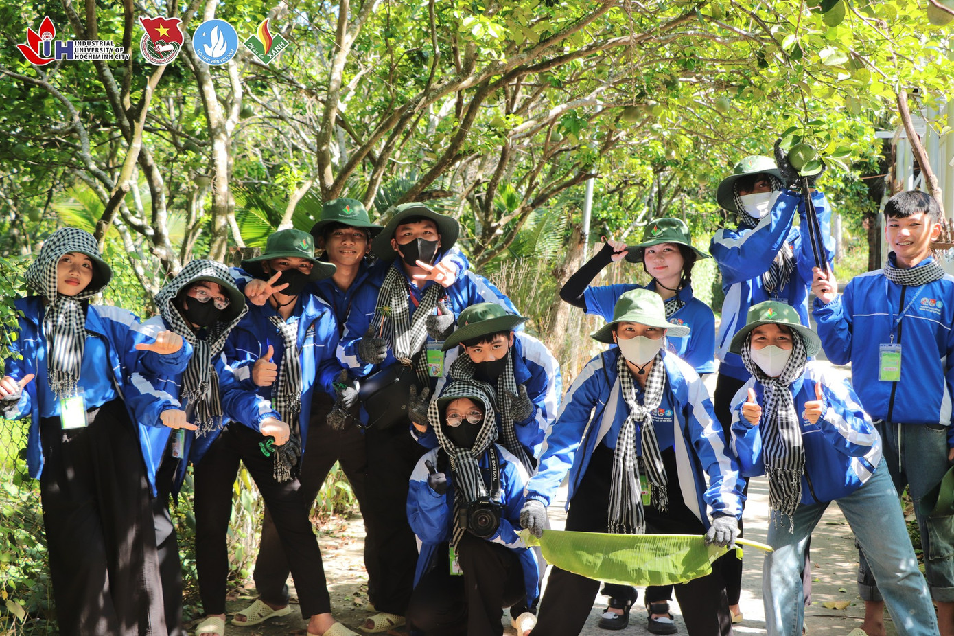 Dù dưới tiết trời nắng gắt, các bạn sinh viên IUH vẫn nhiệt tình &quot;phủ xanh&quot; cho mảnh đất Bến Tre thân yêu. Ảnh: Hội Sinh viên Đại học Công nghiệp Thành phố Hồ Chí Minh