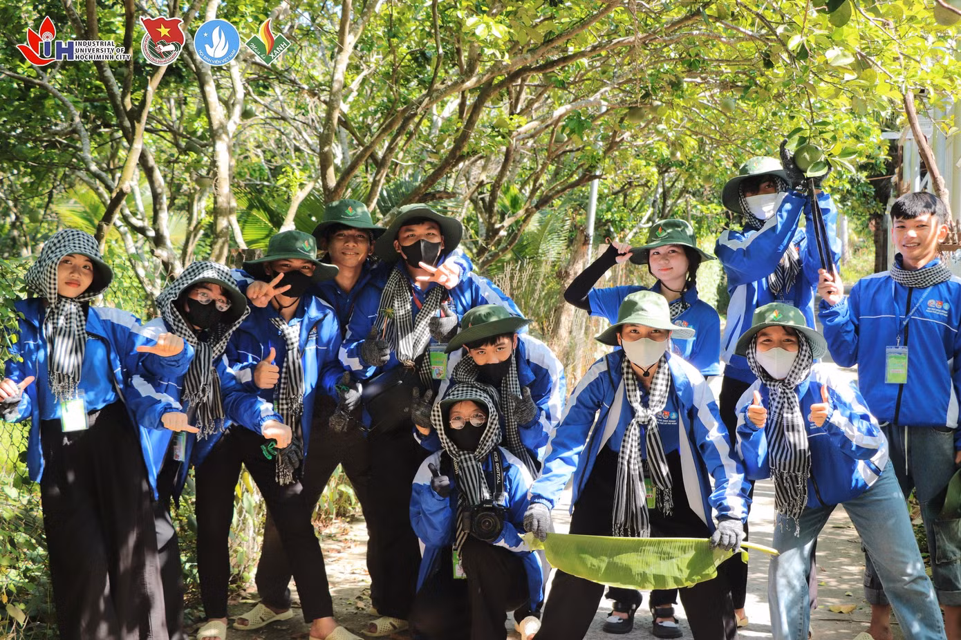 Dù dưới tiết trời nắng gắt, các bạn sinh viên IUH vẫn nhiệt tình "phủ xanh" cho mảnh đất Bến Tre thân yêu. Ảnh: Hội Sinh viên Đại học Công nghiệp Thành phố Hồ Chí Minh