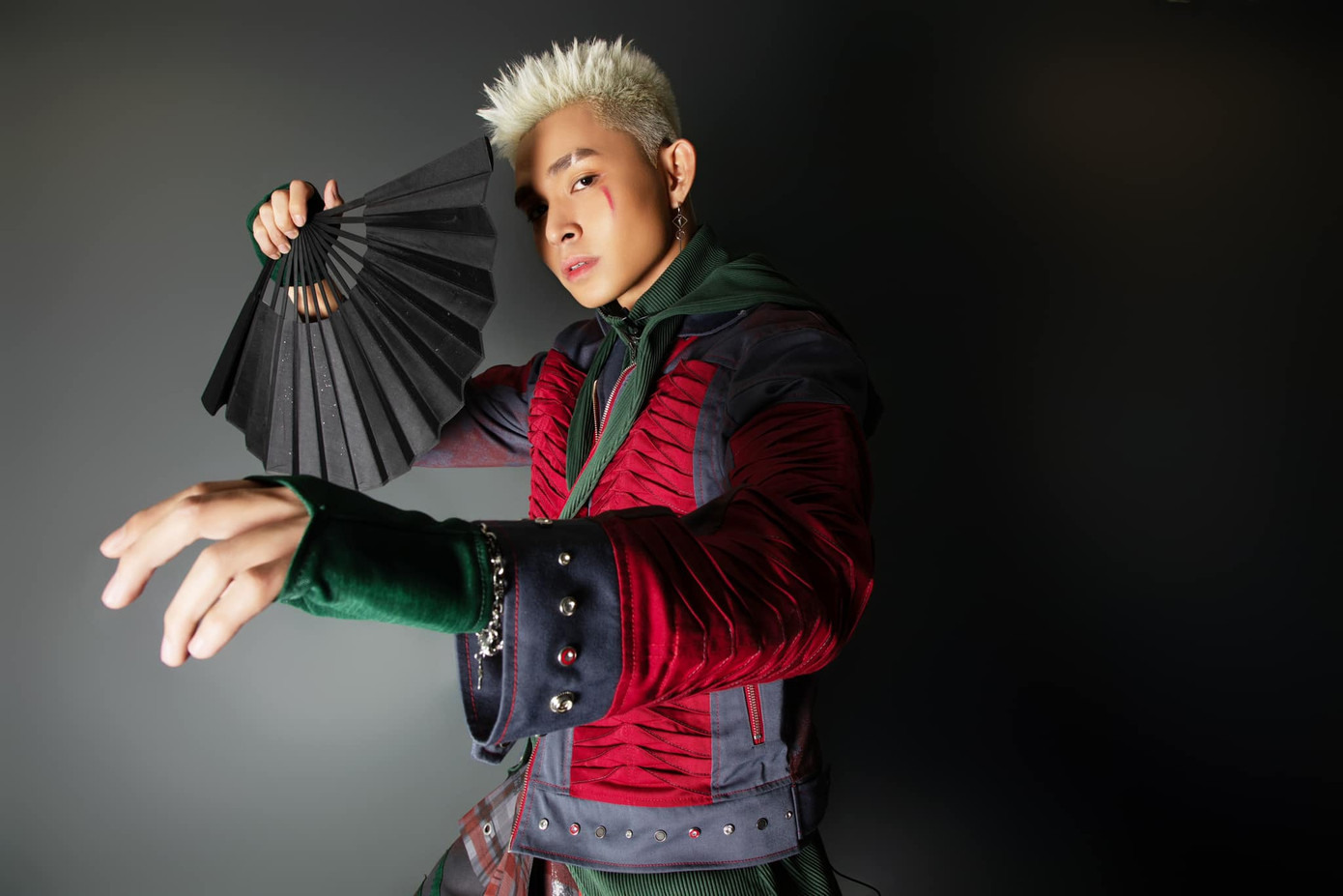 Những bộ trang phục chỉn chu, đẹp mắt của Jun Phạm không làm khán giả thất vọng. Những bộ trang phục chỉn chu, đẹp mắt của Jun Phạm không làm khán giả thất vọng.