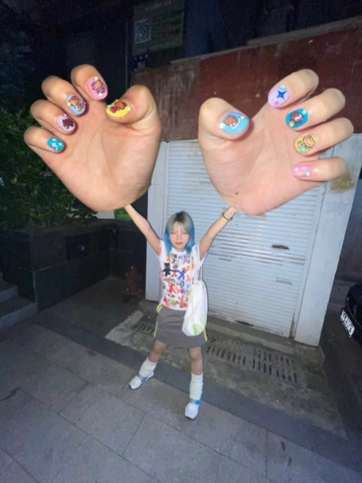 Xu hướng chụp hình "tay to" được giới trẻ "flex" điệu nghệ. (Nguồn: @sango_go_chan)