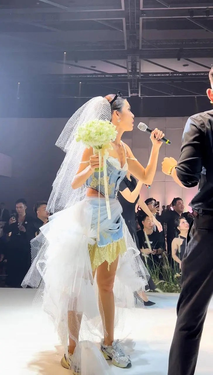 Cô dâu Minh Tú cũng nhanh chóng thay đồ để nhập hội cùng đồng nghiệp. Cô dâu Minh Tú cũng nhanh chóng thay đồ để nhập hội cùng đồng nghiệp.