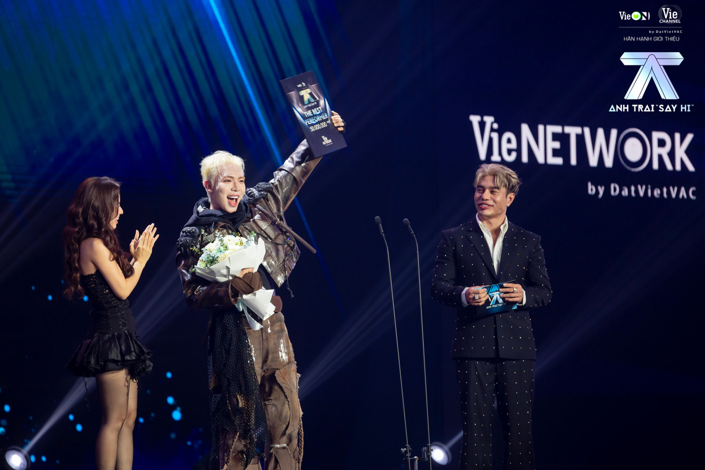 Erik "ẵm" giải thưởng the best performer khi hội tụ đầy đủ các yếu tố visual, hát, nhảy. Erik "ẵm" giải thưởng the best performer khi hội tụ đầy đủ các yếu tố visual, hát, nhảy.