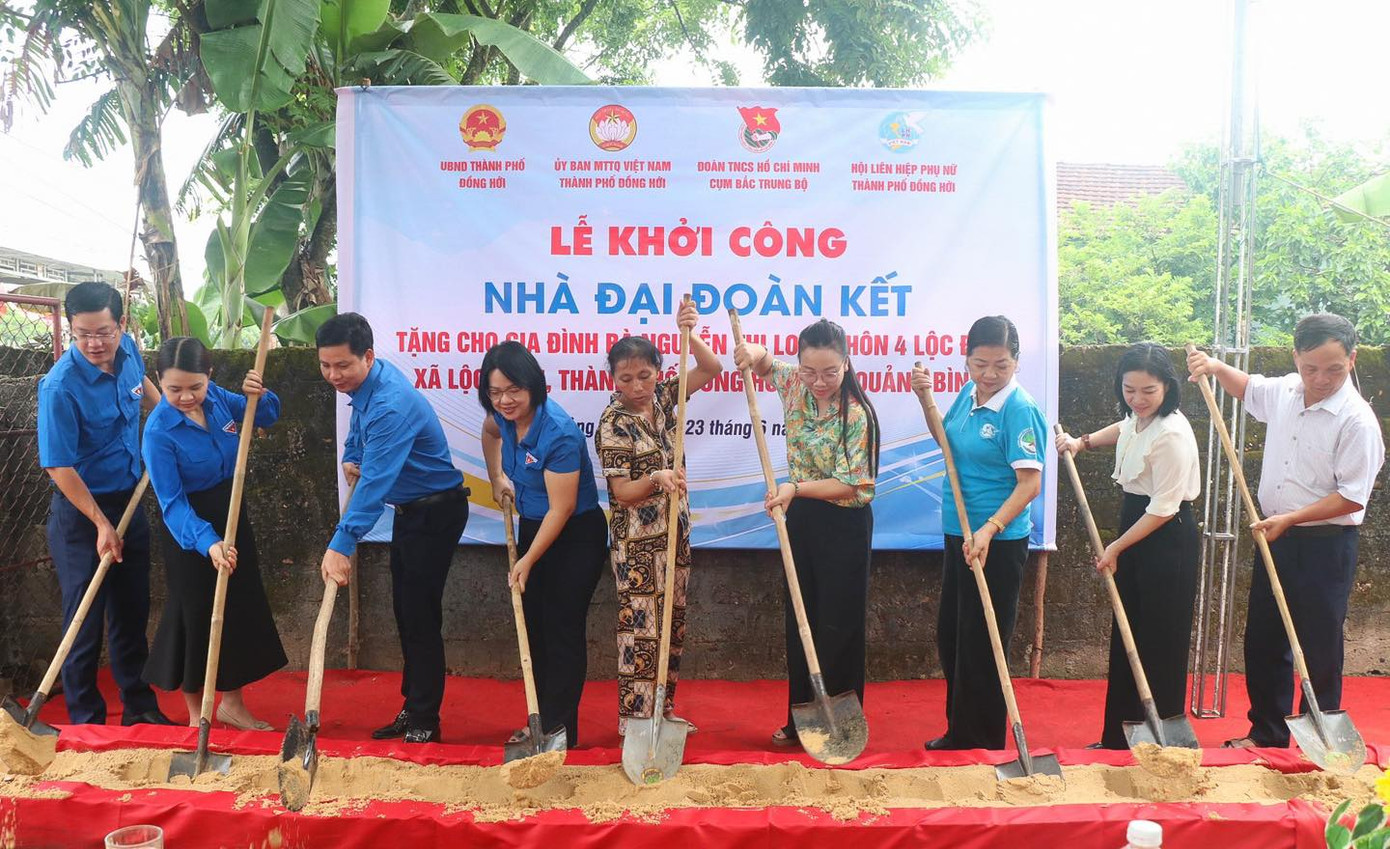 Hoạt động có ý nghĩa thiết thực của tổ chức Đoàn cùng với cấp ủy, chính quyền địa phương trong công tác an sinh xã hội. Qua đó, phát huy tinh thần tương thân tương ái, tạo điều kiện để các hộ gia đình có hoàn cảnh khó khăn vươn lên thoát nghèo, ổn định cuộc sống. Ảnh: Ban Tuyên giáo TW Đoàn Hoạt động có ý nghĩa thiết thực của tổ chức Đoàn cùng với cấp ủy, chính quyền địa phương trong công tác an sinh xã hội. Qua đó, phát huy tinh thần tương thân tương ái, tạo điều kiện để các hộ gia đình có hoàn cảnh khó khăn vươn lên thoát nghèo, ổn định cuộc sống. Ảnh: Ban Tuyên giáo TW Đoàn