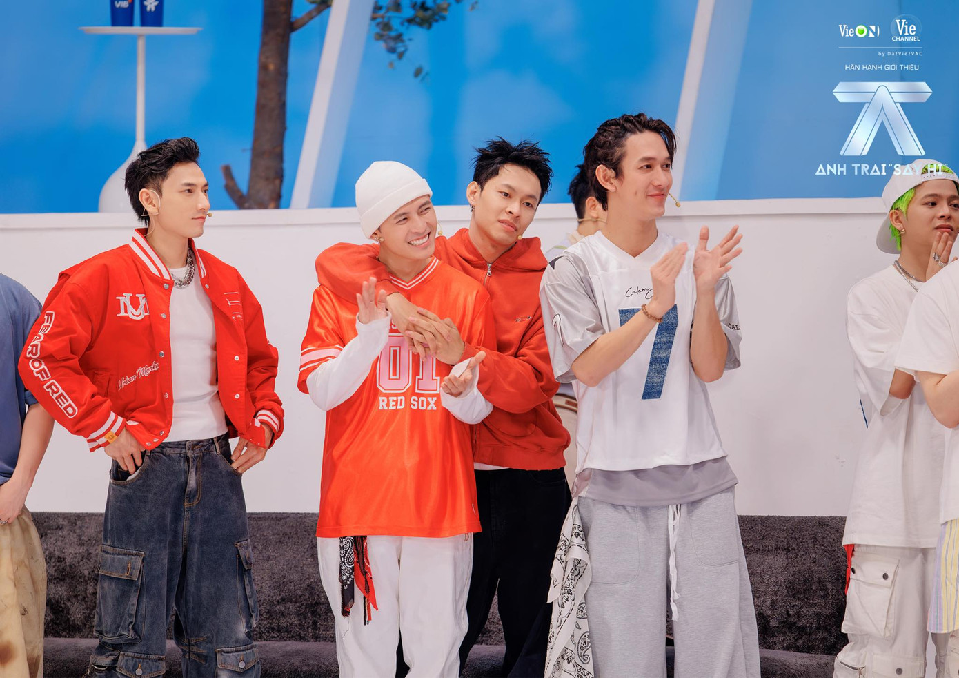 NEGAV và HURRYKNG rất yêu quý Gin. NEGAV và HURRYKNG rất yêu quý Gin.