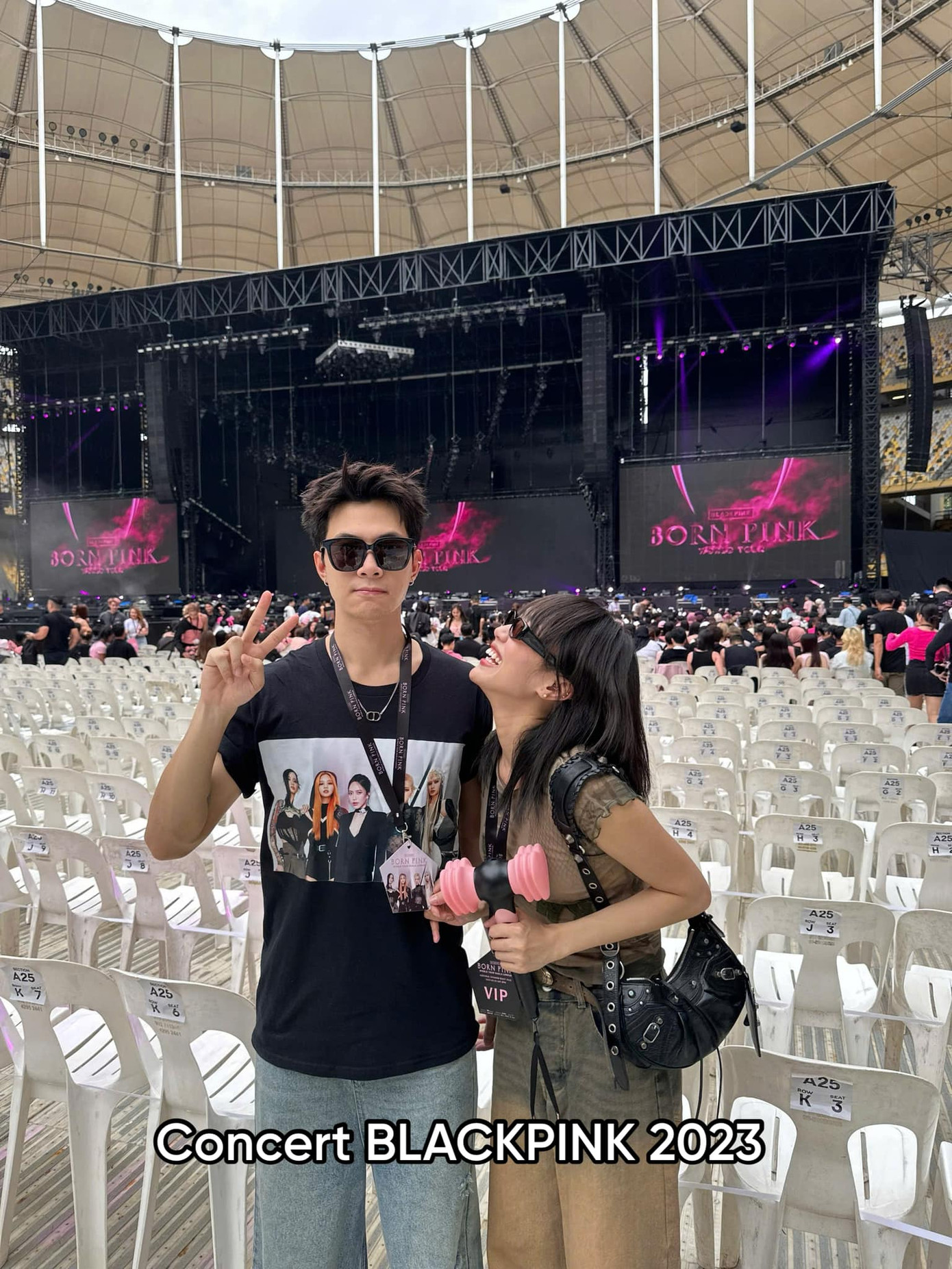 Anh Tú Atus &quot;vô cùng vui vẻ&quot;, hào hứng cùng vợ xem BLACKPINK trình diễn vào năm 2023.