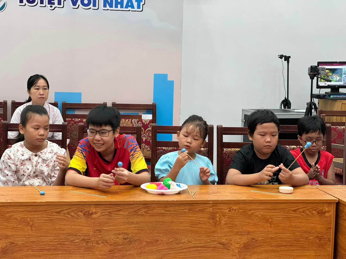 Ðể nặn ra tò he chỉ cần những nguyên liệu rất đơn giản, gần gũi với cuộc sống nông dân. Ðó là những sản phẩm nông nghiệp do chính bàn tay họ làm ra: Bột gạo, phẩm mầu, que tre. Đặc biệt, do được làm từ bột gạo hay bột mì, nguyên liệu này vô cùng an toàn ngay cả với trẻ nhỏ. Ảnh: Tuổi Trẻ Bến Thành - Ben Thanh Youth Ðể nặn ra tò he chỉ cần những nguyên liệu rất đơn giản, gần gũi với cuộc sống nông dân. Ðó là những sản phẩm nông nghiệp do chính bàn tay họ làm ra: Bột gạo, phẩm mầu, que tre. Đặc biệt, do được làm từ bột gạo hay bột mì, nguyên liệu này vô cùng an toàn ngay cả với trẻ nhỏ. Ảnh: Tuổi Trẻ Bến Thành - Ben Thanh Youth