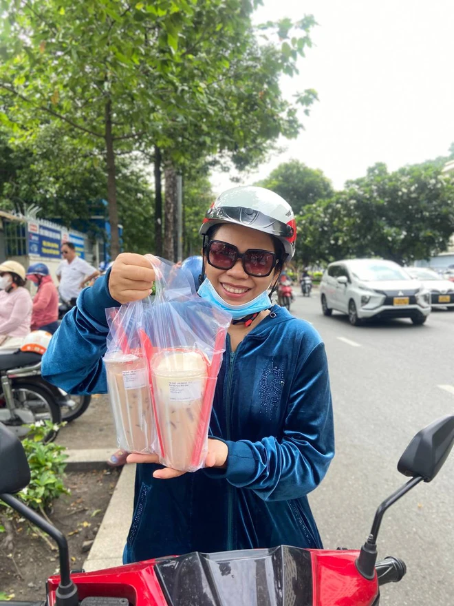 Tại điểm thi THPT Hùng Vương, hình ảnh người mẹ ngọt ngào với hai ly trà sữa được netizen chấm "10 điểm không có nhưng". Ảnh: Đời sống Pháp luật