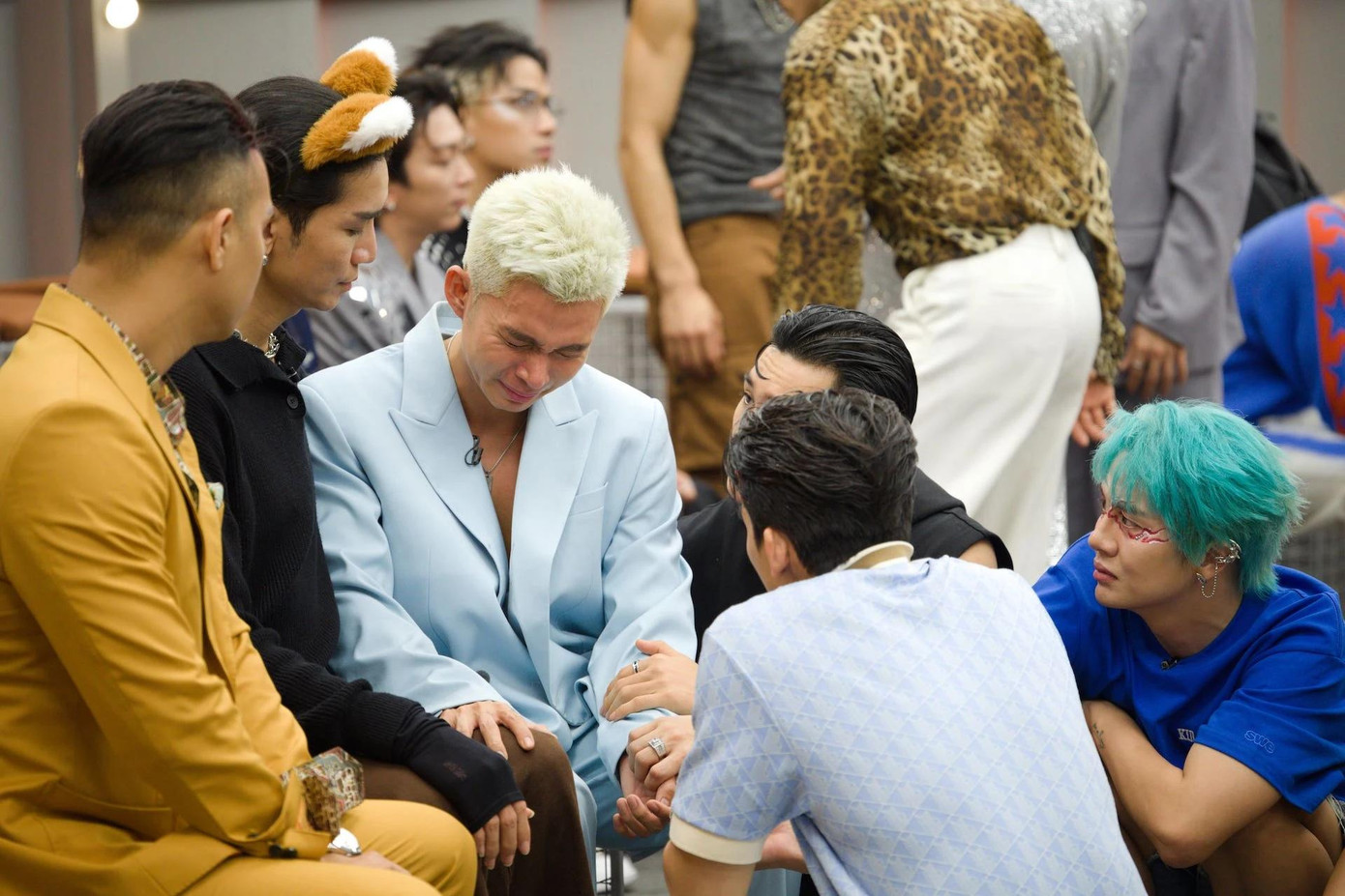 Mọi người nghẹn ngào khi phải chào tạm biệt MC Thành Trung, Kiên Ứng và HuyR. Mọi người nghẹn ngào khi phải chào tạm biệt MC Thành Trung, Kiên Ứng và HuyR.