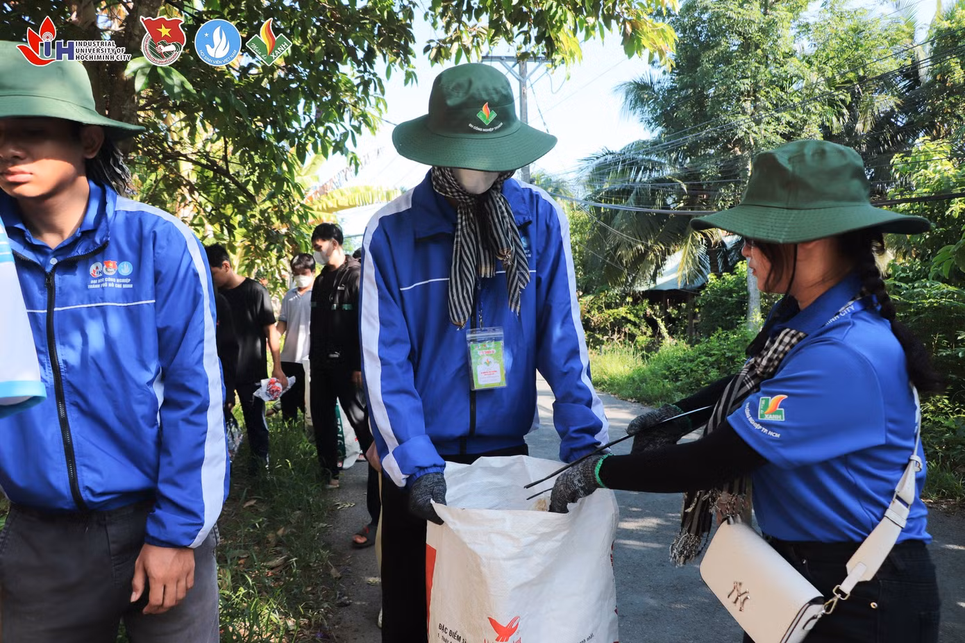 Hình ảnh những chiến sĩ trẻ hăng hái thu gom rác thải, quét dọn đường sá, kênh rạch đã góp phần lan tỏa ý thức bảo vệ môi trường đến với cộng đồng. Ảnh: Hội Sinh viên Đại học Công nghiệp Thành phố Hồ Chí Minh