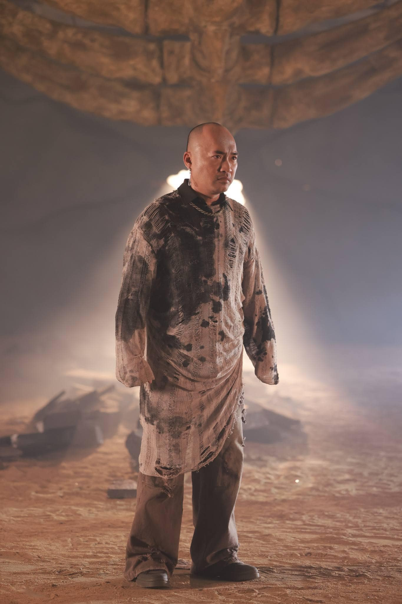 Bộ quần áo "te tua" giúp Tiến Luật "che khuyết điểm" giữa dàn "anh tài" đầy "chông gai" khoe cơ bắp, 6 múi. Bộ quần áo "te tua" giúp Tiến Luật "che khuyết điểm" giữa dàn "anh tài" đầy "chông gai" khoe cơ bắp, 6 múi.