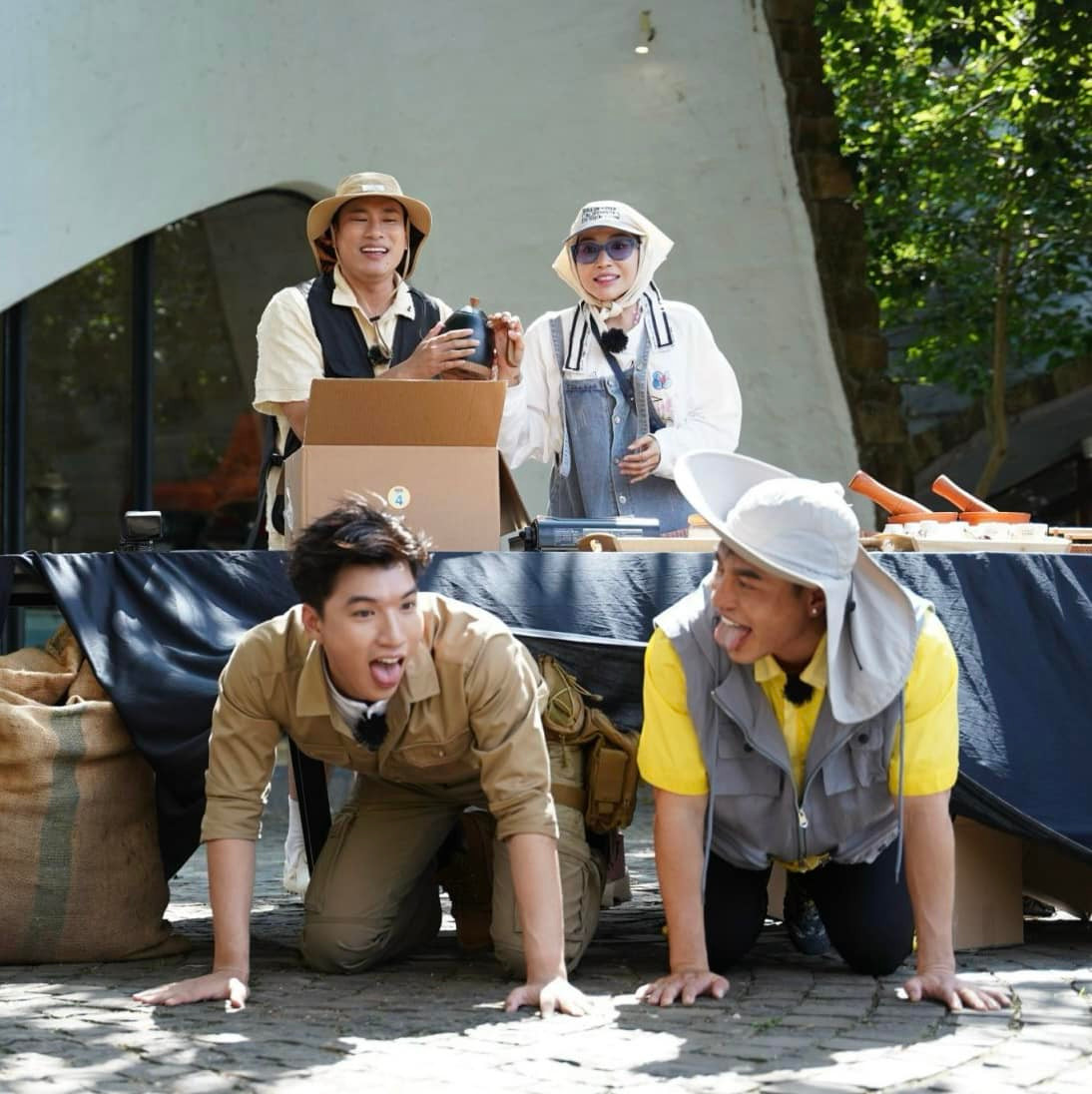 Khán giả "cười bò" trước những lần "bẹo hình bẹo dạng" của bộ đôi Dương Lâm - HIEUTHUHAI. Khán giả "cười bò" trước những lần "bẹo hình bẹo dạng" của bộ đôi Dương Lâm - HIEUTHUHAI.