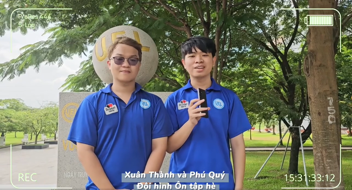 Bạn Xuân Thành (phải) và bạn Phú Quý (trái) trả lời phỏng vấn về cảm xúc khi tham gia chiến dịch Mùa Hè Xanh.