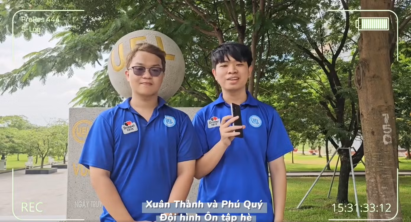 Bạn Xuân Thành (phải) và bạn Phú Quý (trái) trả lời phỏng vấn về cảm xúc khi tham gia chiến dịch Mùa Hè Xanh.