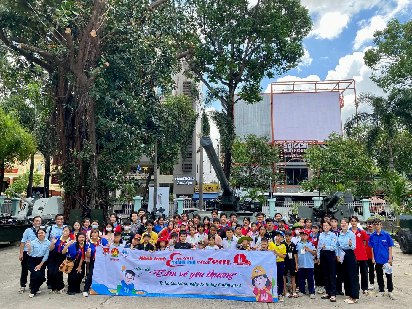 Mỗi chiến sĩ sẽ phụ trách quản lý một em thiếu nhi, giúp các em an tâm học hỏi những điều mới. Ảnh: Đoàn Trường THPT Trường Chinh Quận 12. Mỗi chiến sĩ sẽ phụ trách quản lý một em thiếu nhi, giúp các em an tâm học hỏi những điều mới. Ảnh: Đoàn Trường THPT Trường Chinh Quận 12.