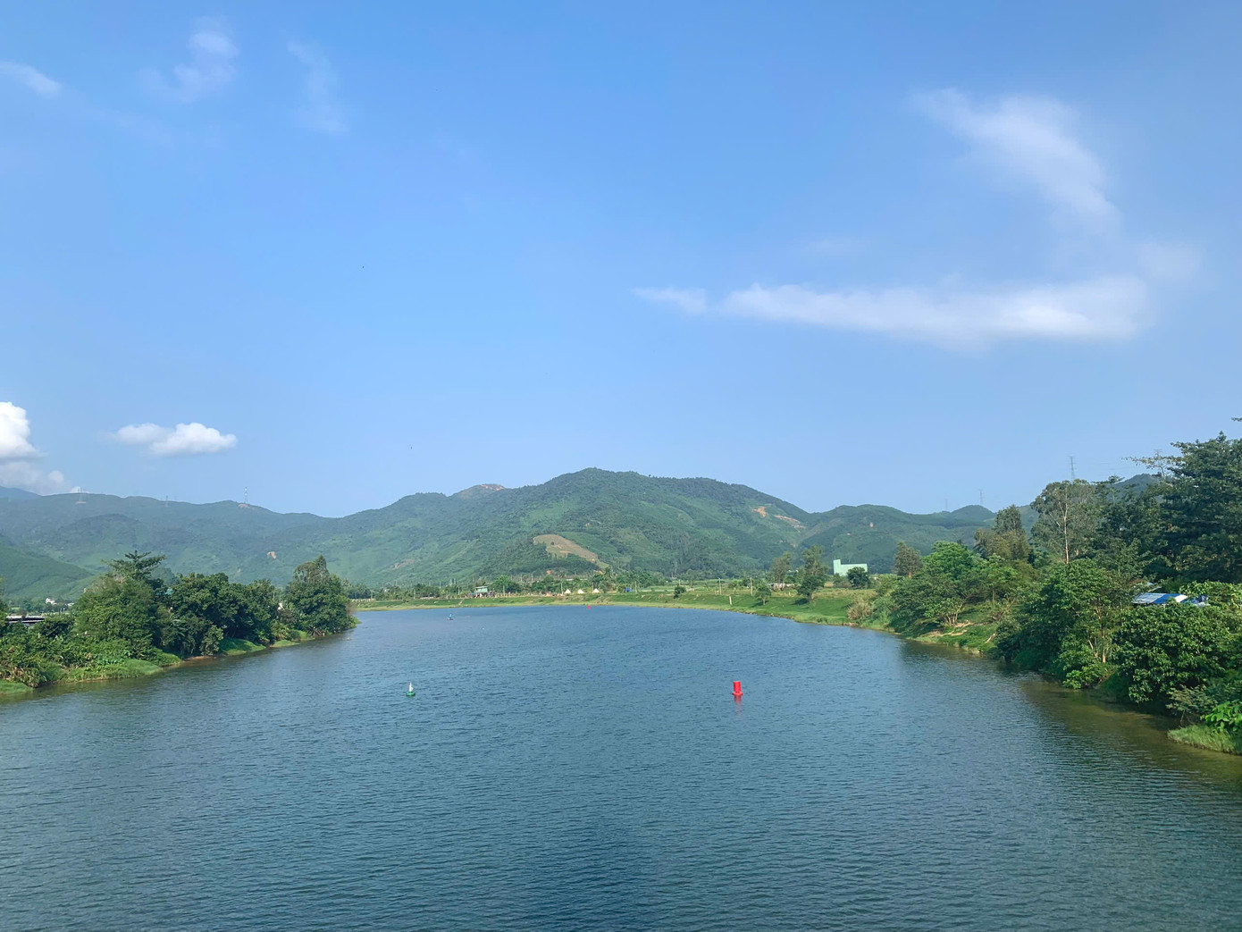 Đứng trên cầu, đưa mắt nhìn về phía những ngọn núi xa xăm, bầu trời trong veo và xanh thẳm, mọi muộn phiền dường như tan biến để nhường chỗ cho cảm giác bình yên. Ảnh: Bảo Uyên Đứng trên cầu, đưa mắt nhìn về phía những ngọn núi xa xăm, bầu trời trong veo và xanh thẳm, mọi muộn phiền dường như tan biến để nhường chỗ cho cảm giác bình yên. Ảnh: Bảo Uyên