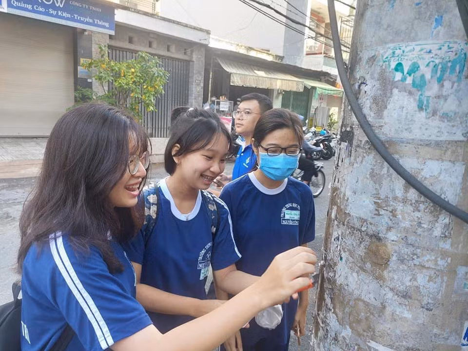 Các bạn học sinh cũng vui vẻ tham gia cùng đoàn công tác, thực hiện vệ sinh môi trường địa phương. Ảnh: Tuổi trẻ Gò Vấp.