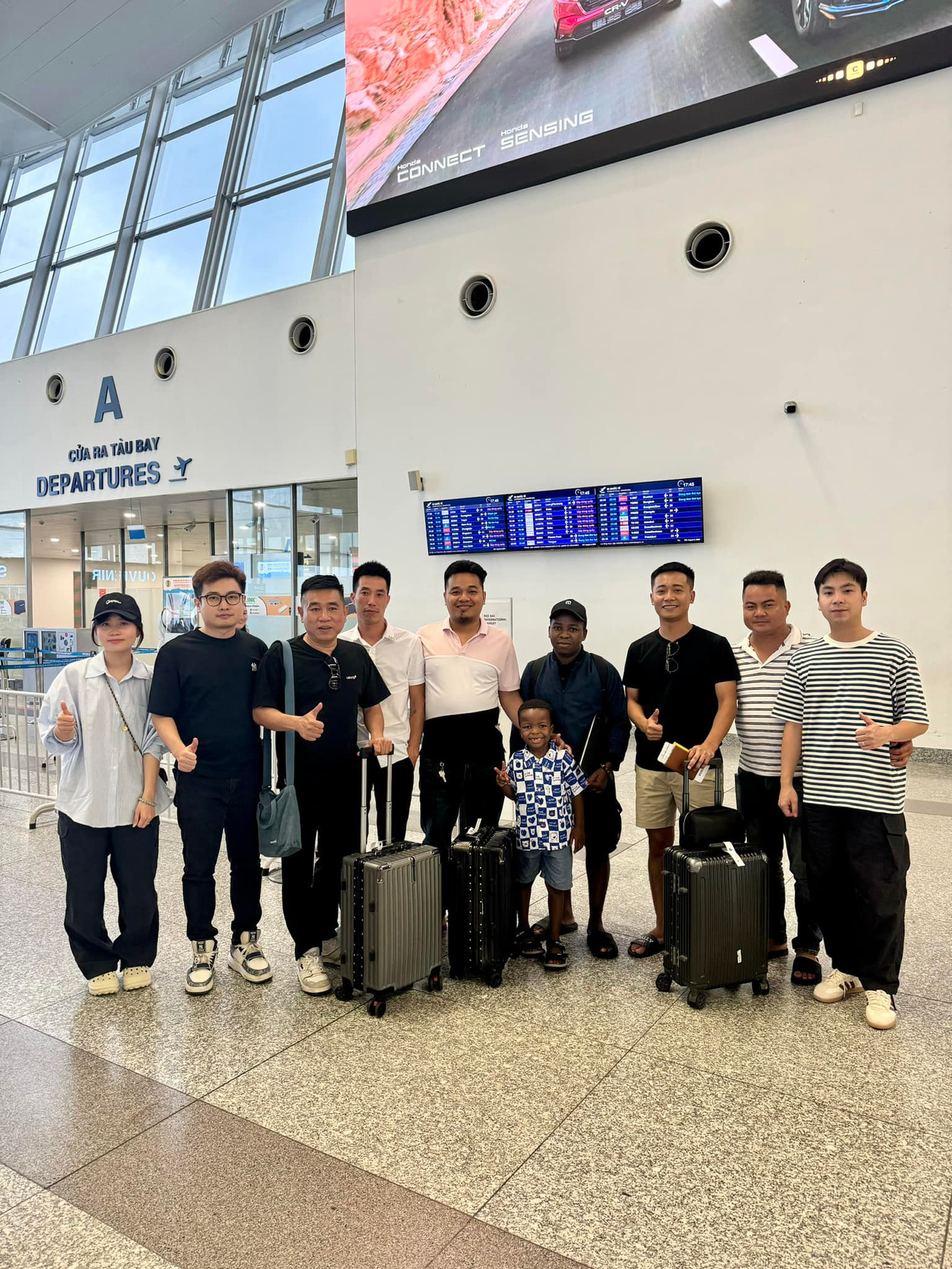 Team châu Phi chụp ảnh tại sân bay Nội Bài.