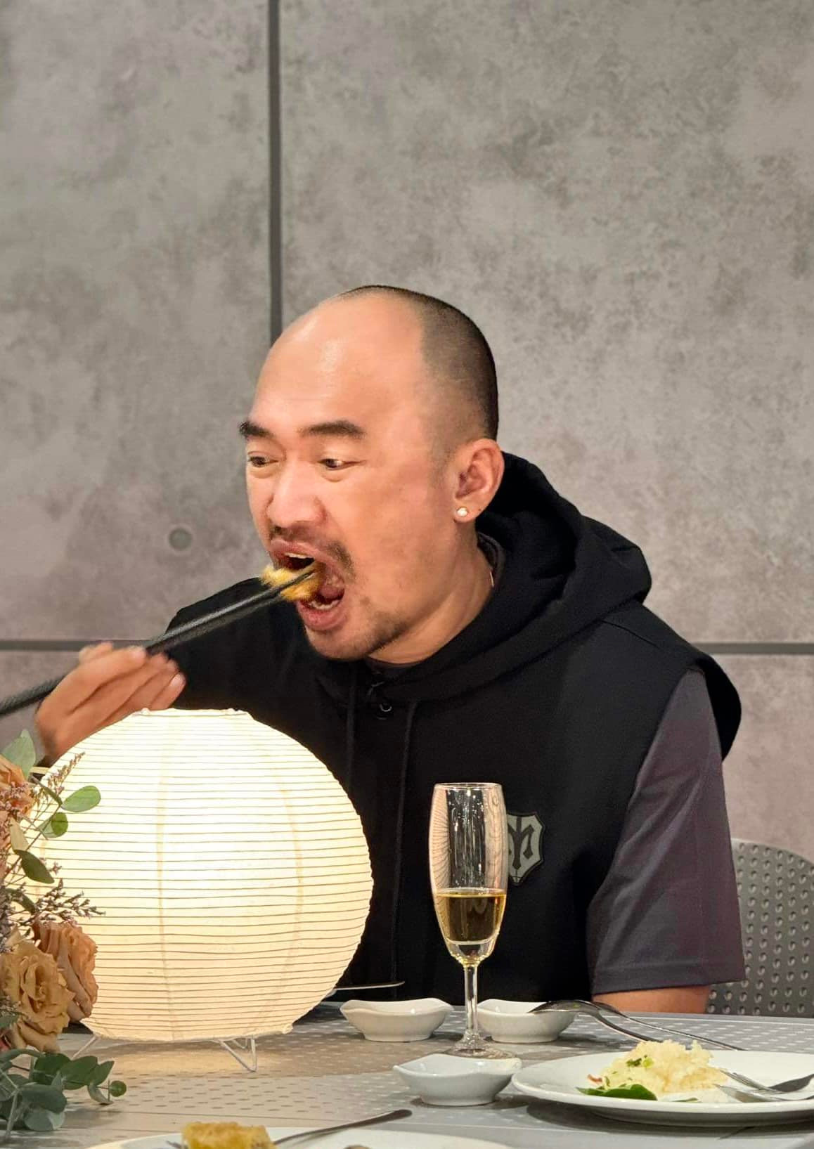 Bùi Công Nam công khai &quot;cà khịa&quot; Tiến Luật: &quot;Tội nghiệp dạo này anh lo lắng đủ thứ nên ăn uống không có nổi nhìn ốm nheo&quot;.