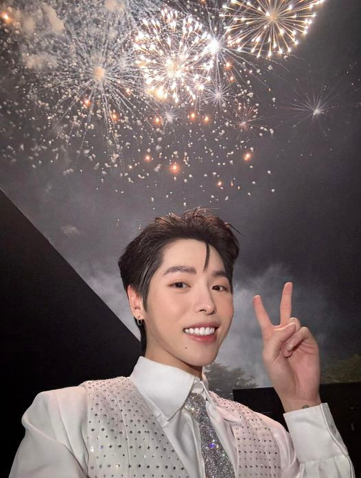 Đức Phúc &quot;cháy&quot; hết mình cùng khán giả trong đêm diễn tại Sầm Sơn.