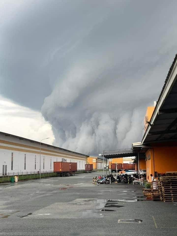 Hình ảnh "đám khói" mây bốc lên bầu trời với kích thước khổng lồ. Ảnh: TheAnh28Entertaiment Hình ảnh "đám khói" mây bốc lên bầu trời với kích thước khổng lồ. Ảnh: TheAnh28Entertaiment