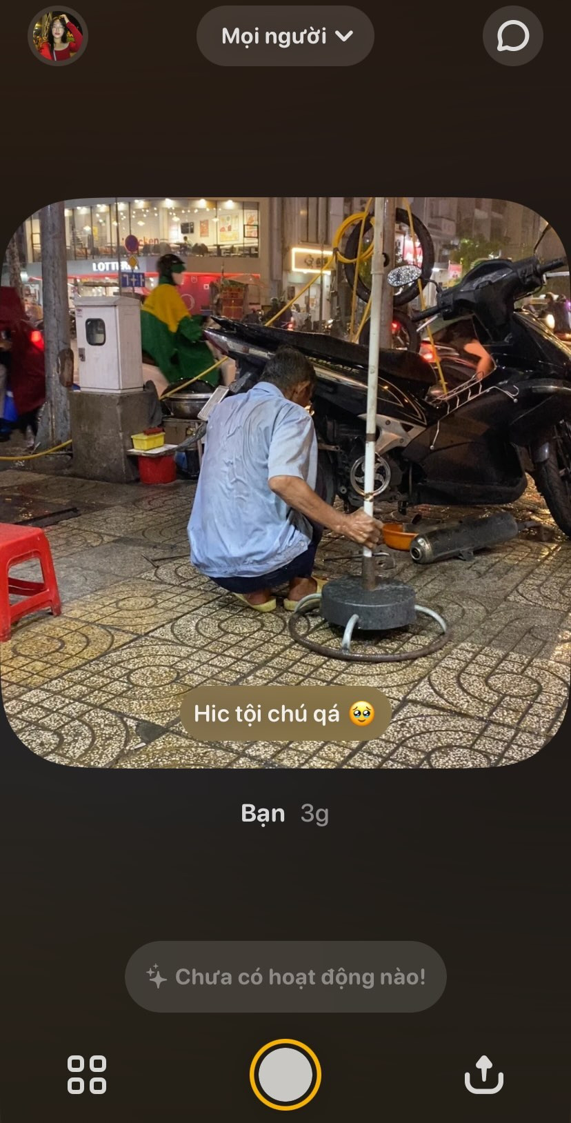 Ngân rất xúc động trước hình ảnh người đàn ông không ngại trời mưa để giúp đỡ mình được nhanh chóng về nhà. Ảnh: NVCC Ngân rất xúc động trước hình ảnh người đàn ông không ngại trời mưa để giúp đỡ mình được nhanh chóng về nhà. Ảnh: NVCC