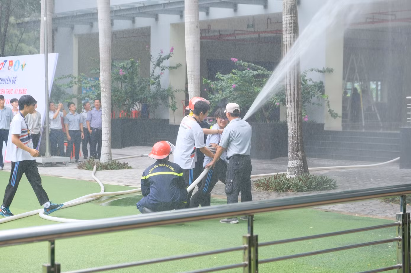 Hoạt động nhằm góp phần phát huy vai trò xung kích của đoàn viên, thanh niên, chiến sĩ tình nguyện trong phát động, xây dựng phong trào PCCC và cứu nạn cứu hộ. Phấn đấu để mỗi đoàn viên, thanh niên biết vận dụng những kiến thức, hiểu biết vào hành động cụ thể thực hiện các biện pháp PCCC. Ảnh: Đoàn Thanh niên trường Đại học Tôn Đức Thắng.