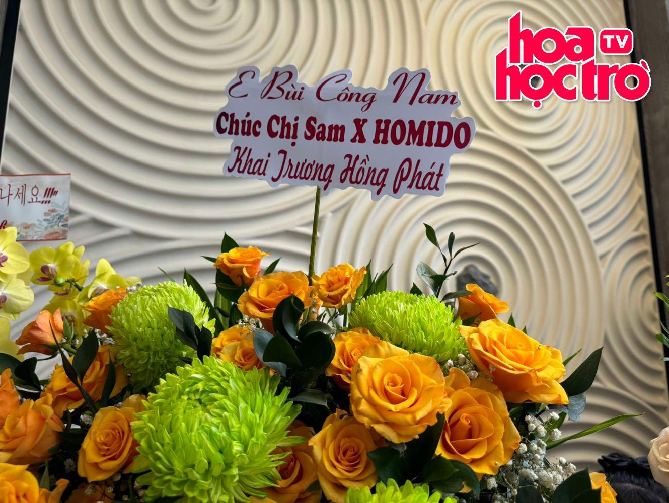 Bùi Công Nam tham gia ngày khai trương nhà hàng mới của diễn viên Sam.