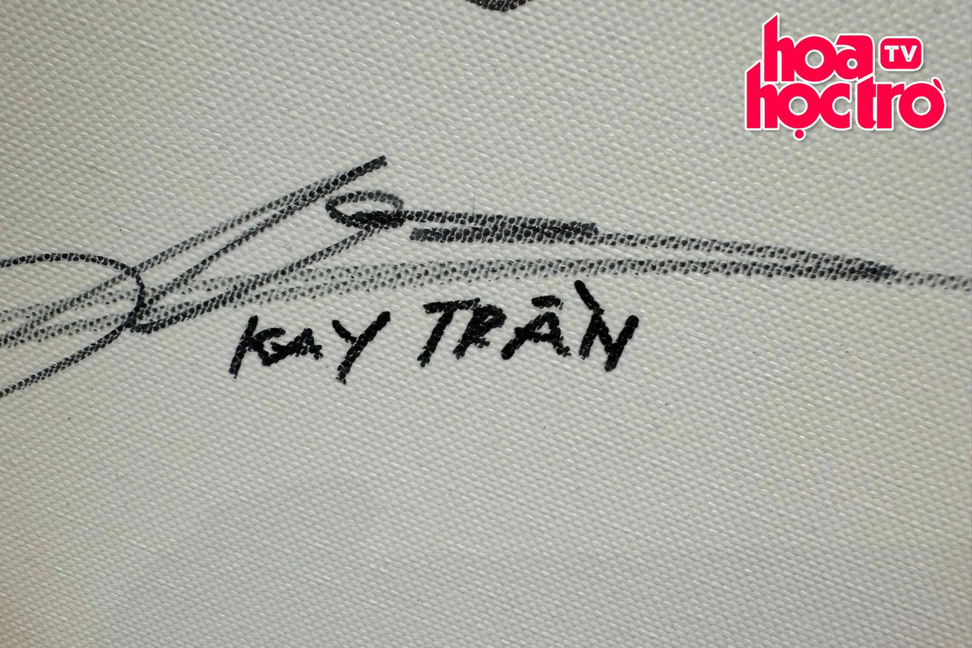 May mà Kay Trần cẩn thận ghi rõ tên chứ chữ ký thì chịu, không thể nào đoán ra được!