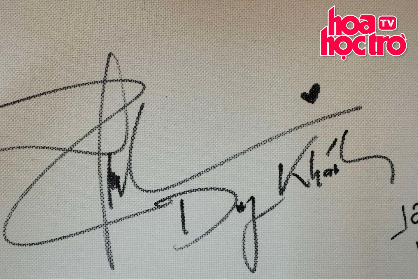 Duy Khánh ký tặng chữ như thế này liệu có làm fan thêm &quot;u mê&quot;? Tuy nhiên, phần ghi tên của nam diễn viên lại khá đẹp.